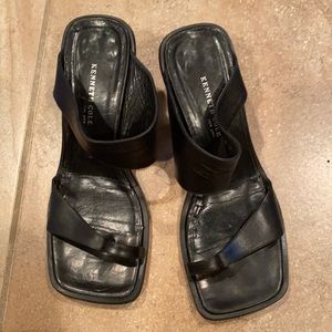 Kenneth Cole heel. Size 7. Black.